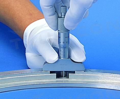 Mikometrický hĺbkomer 0-25 mm, nadstavec z tvrdokovu, Mitutoyo